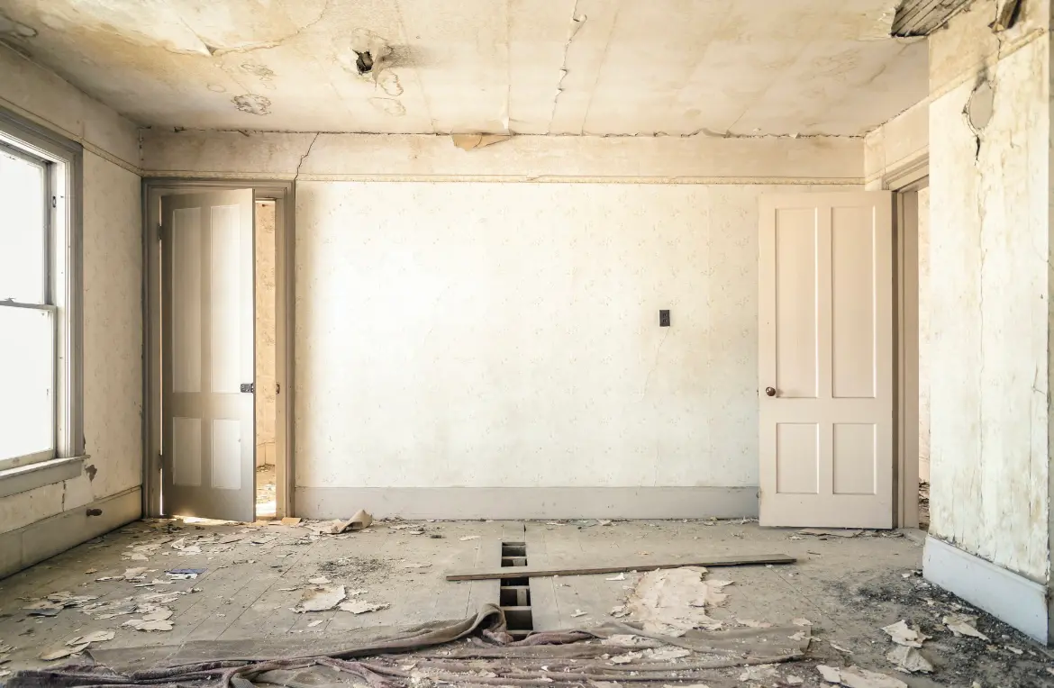 Waste disposal crew managing a cleanout project in Ghent